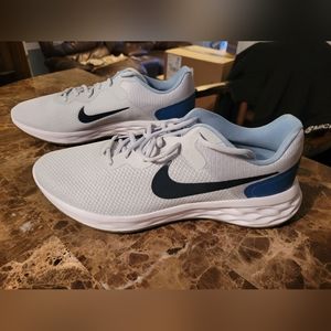 Mens size 13 Nike Revolution 6 NN